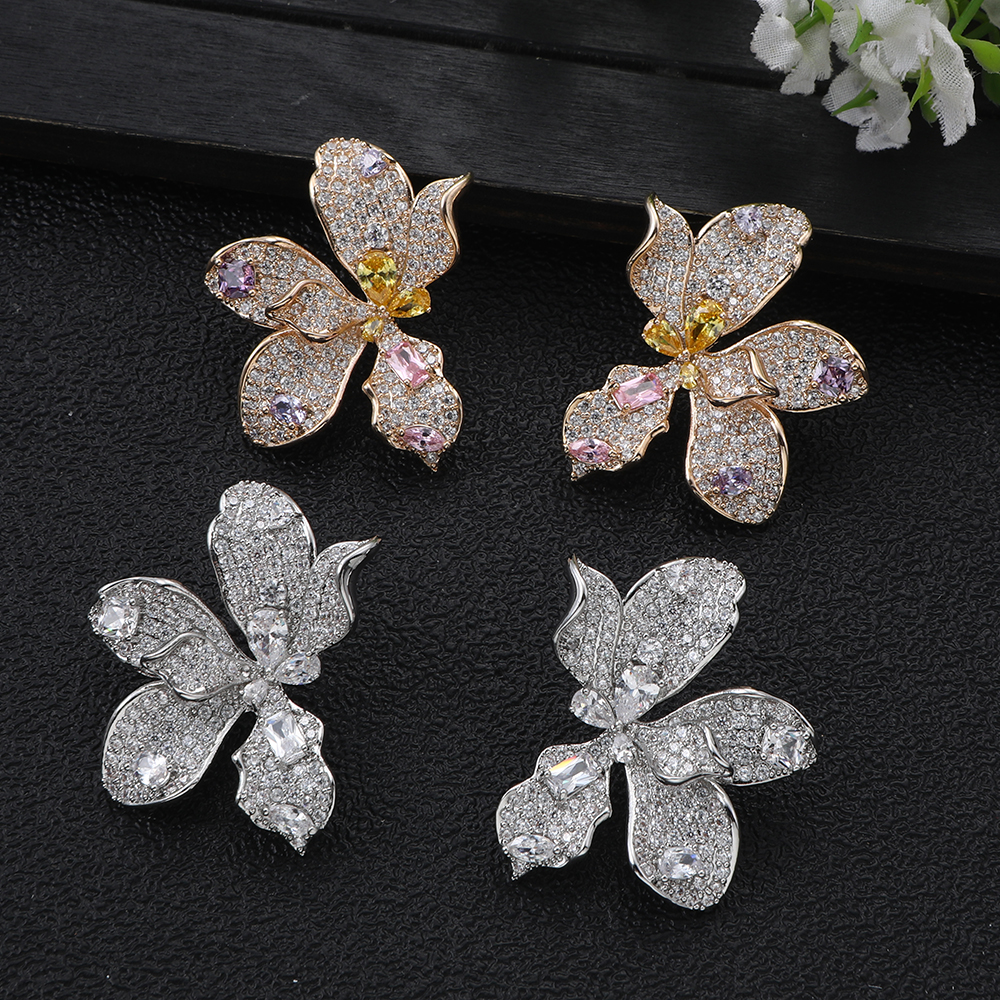 Women Fashion Uae - Luxurious and atmospheric geometric flowers earring